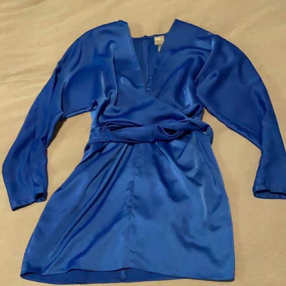 ASOS Design Satin Blue Wrap Waist Batwing Sleeves - Picture 5 of 6